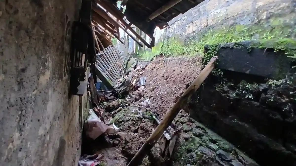Gegara Hujan Deras, Tanah Setinggi 1,5 Meter di Gang Menteng Bogor Longsor, Hampir Timpa Rumah Warga