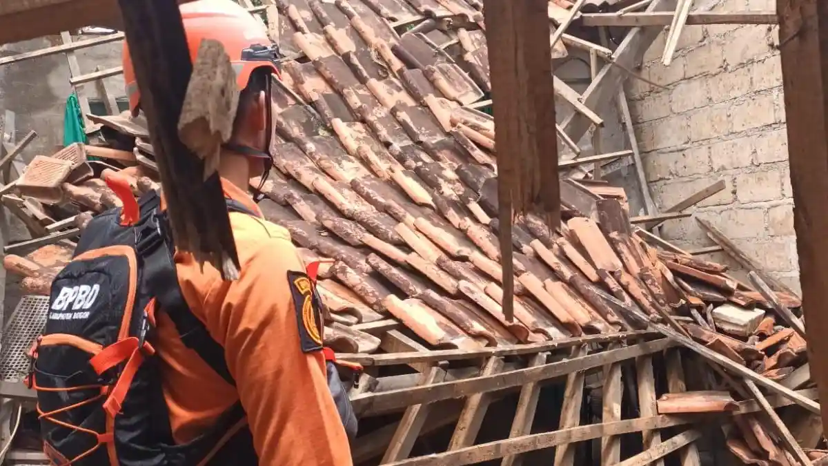 Penampakan Rumah Warga Ciampea Bogor Ambruk Usai Diterpa Angin Kencang, Penghuni Bertahan