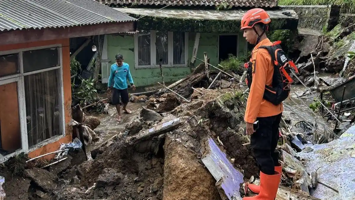 Air Meluap Sebabkan TPT Jebol, Pemukiman Warga di Puncak Bogor Dilanda Banjir dan Tanah Longsor