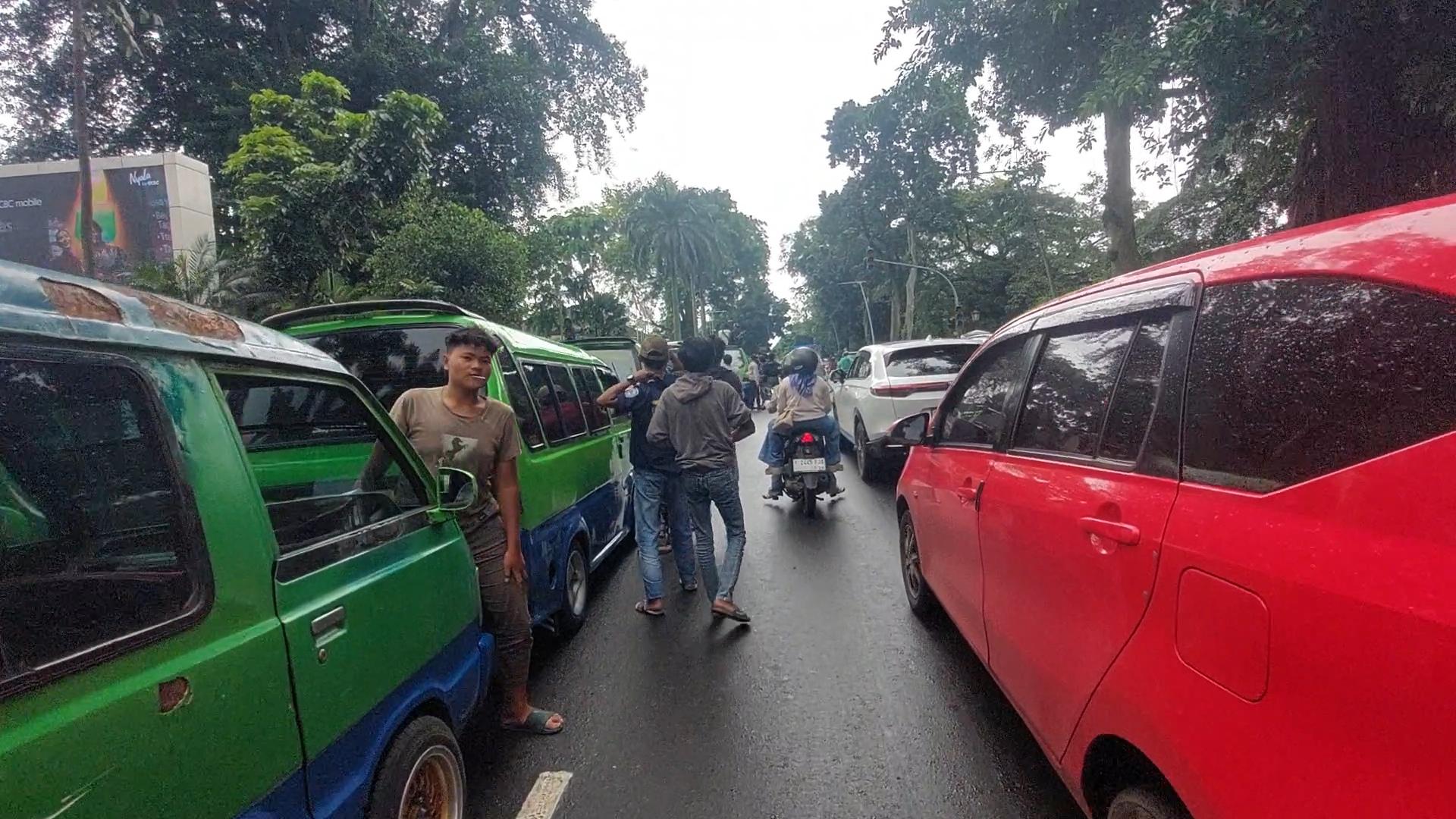 Hati-hati Jalanan Kota Bogor Padat di Depan Balai Kota, Demo Angkot Makan Separuh Badan Jalan