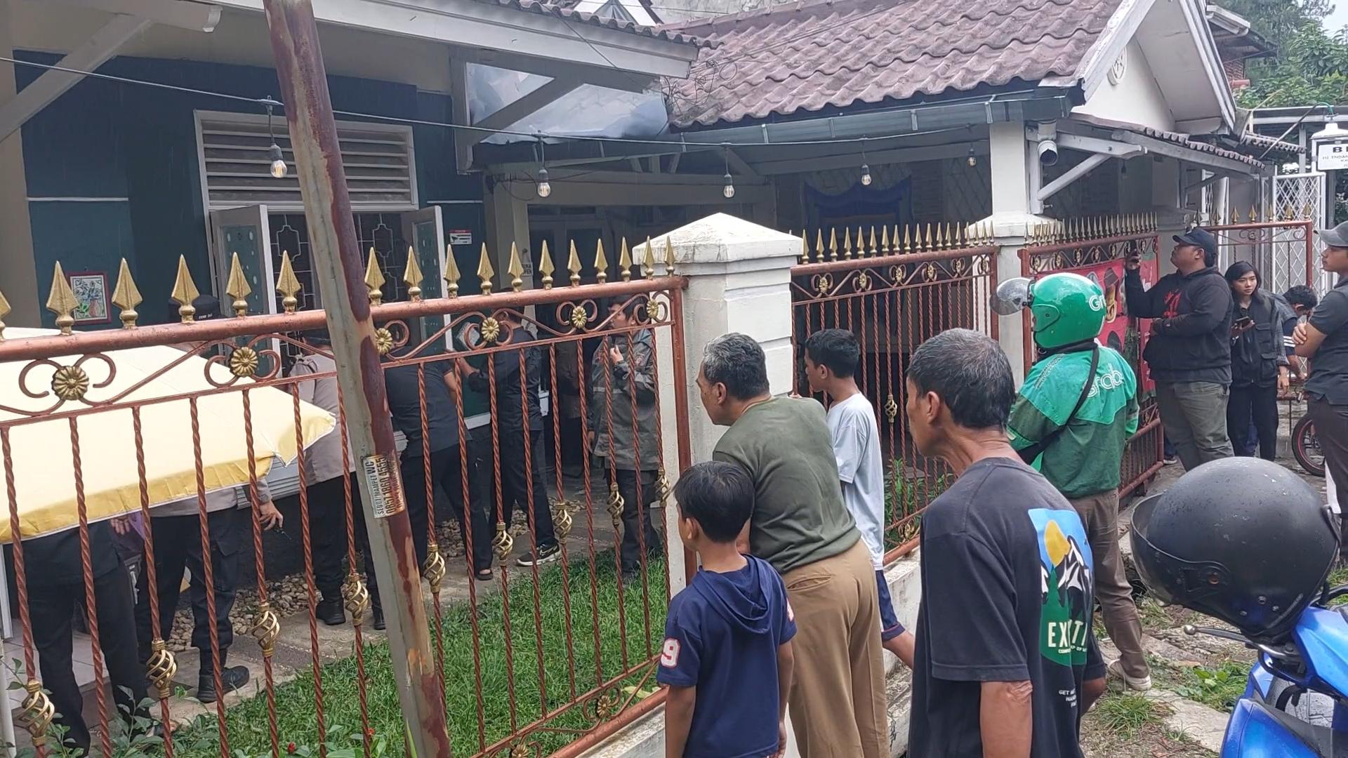 Sesosok Mayat Ditemukan Tergantung di Sebuah Warkop di Kota Bogor, Warga Heboh Berkerumun