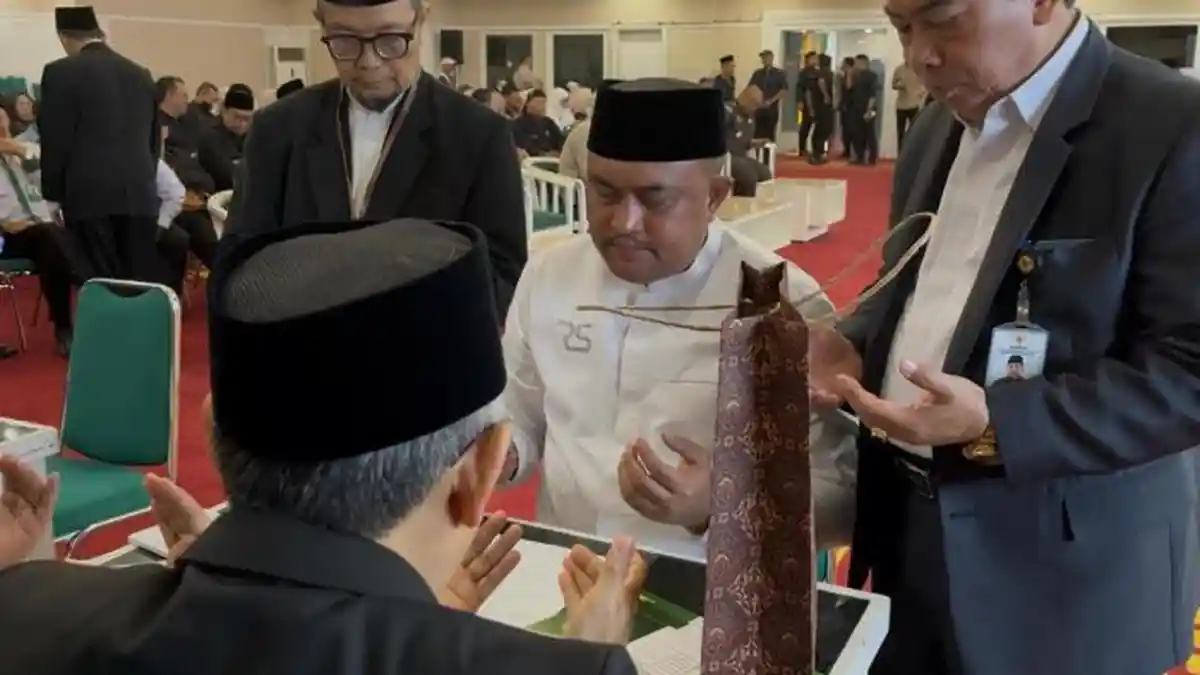 Bupati Bogor Bawa Paper Bag saat Bayar Zakat, Segini Besaran Nilainya