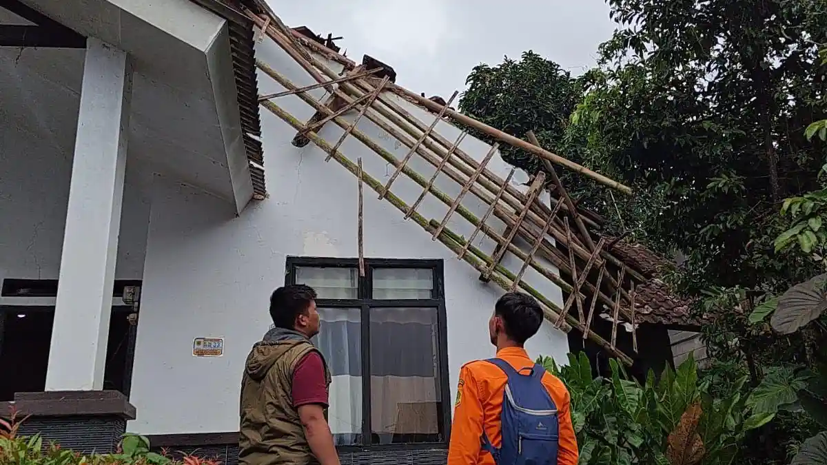 Waspada Angin Kencang di Bogor, 3 Kampung di Caringin Diterpa hingga Rumah-rumah Rusak