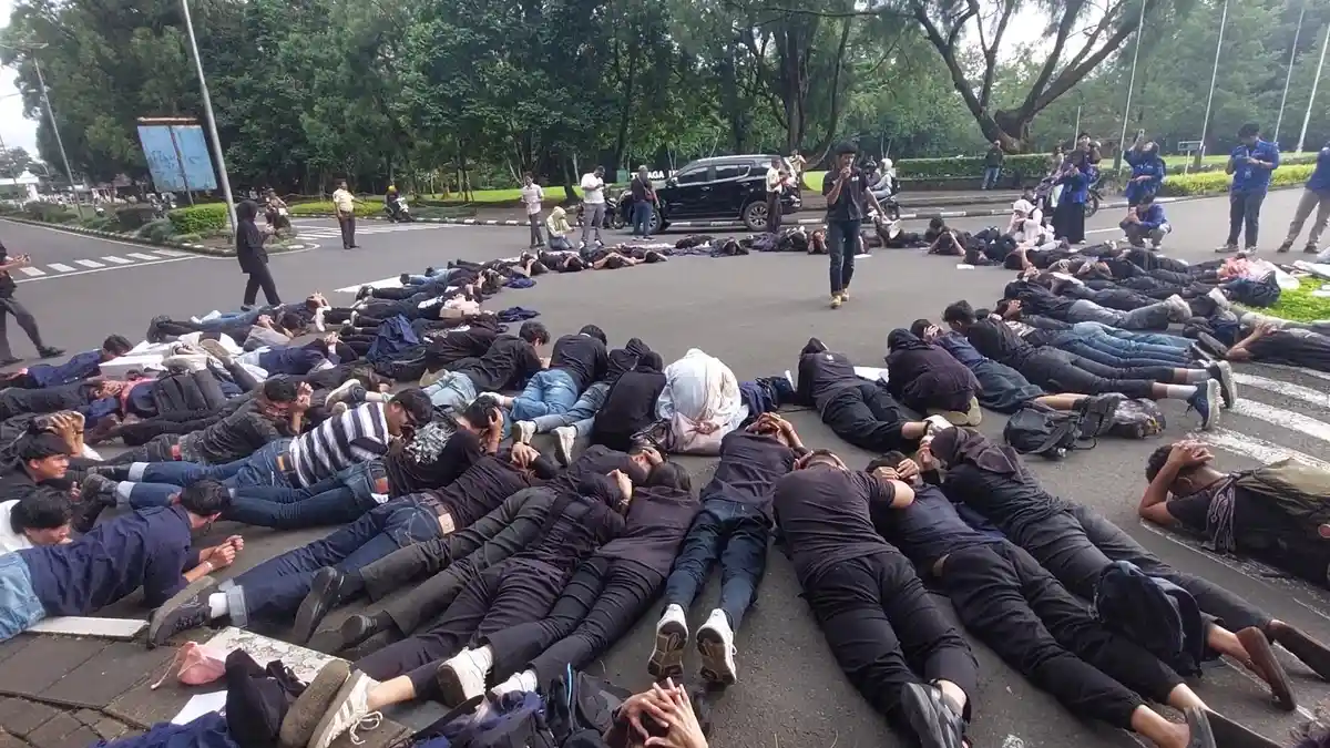 Tuntutan Massa Demo Isu Polisi Mahasiswa di Bogor: Pecat Listyo Sigit, Bubarkan Brimob !
