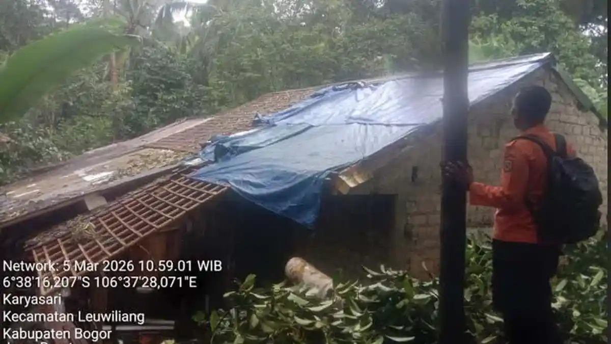 Warga di Leuwiliang Bogor Gunakan Terpal Seadanya Usai Atap Hancur Tertimpa Pohon Tumbang
