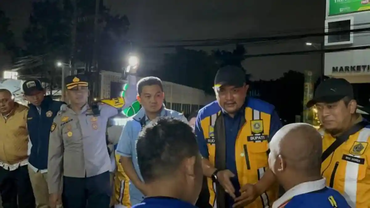 Jelang Waktu Sahur, Rudy Susmanto Tinjau Perbaikan Ruas Jalan Raya Parung Bogor