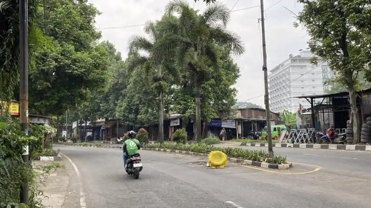 Banyak Jalan Rusak di Dramaga-Bubulak Kota Bogor, Warga Sampai Tutup Lubang Menggunakan Ban Bekas
