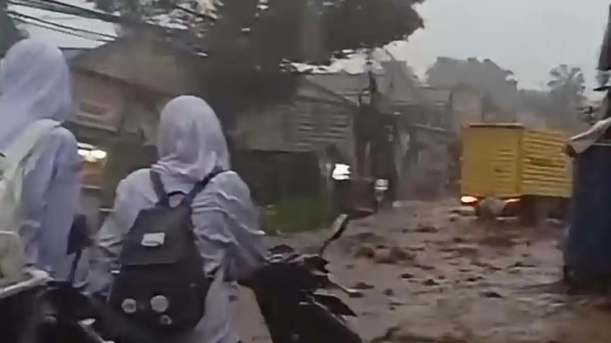 Jalanan di Tamansari Bogor Tergenang Banjir Lintasan, Sampah hingga Batu Kerikil Kotori Jalan