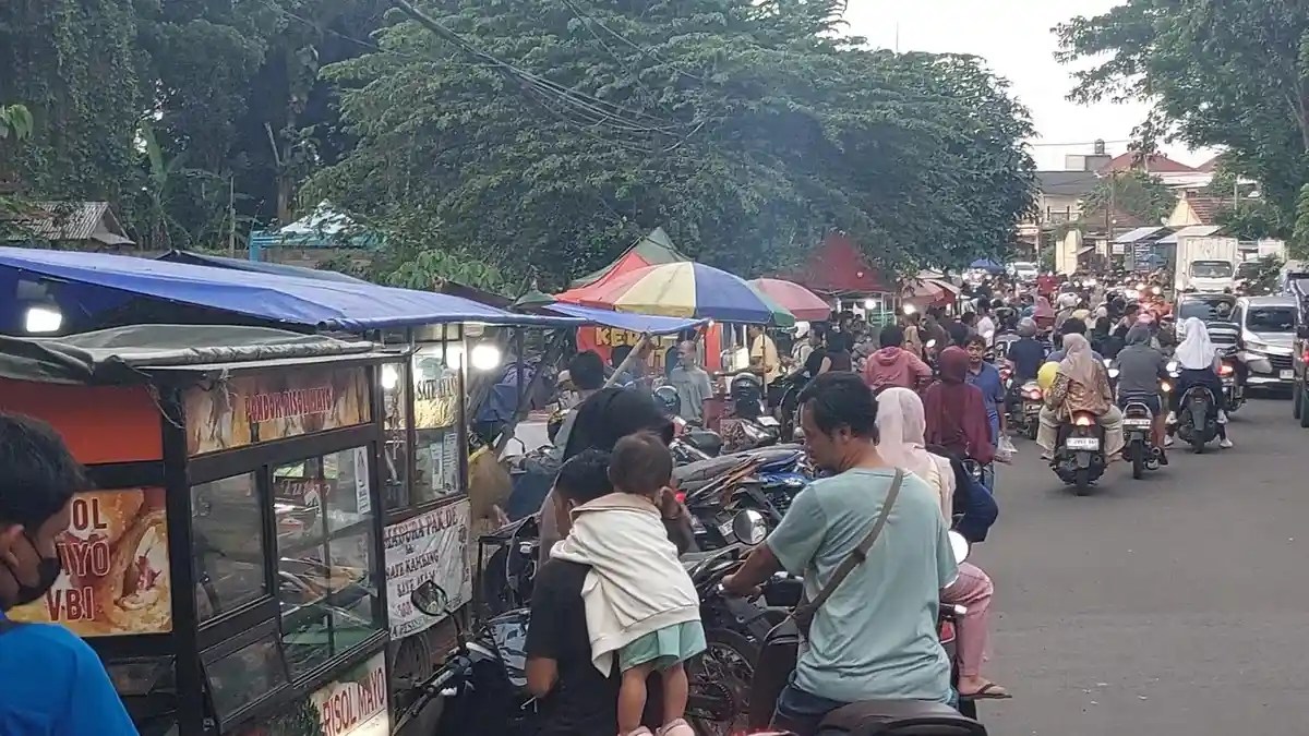 Suasana Ngabuburit di Vila Nusa Indah Bogor, Pedagang Takjil Berderet hingga Sejauh 500 Meter