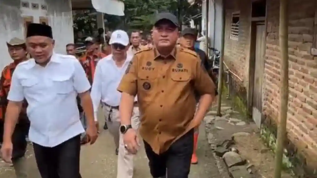 Bupati Bogor Tinjau Lokasi Pergerakan Tanah di Sukamakmur, Warga Terdampak Dapat Biaya Sewa Rumah