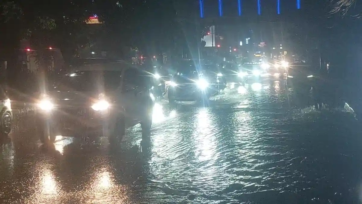 Hujan Deras di Kota Bogor Mengguyur Sampai Malam, Sejumlah Titik Jalan Tergenang