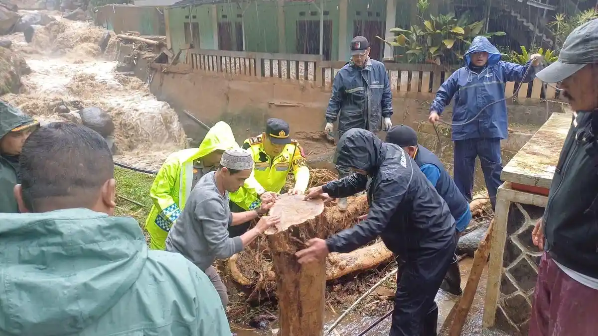 Detik-detik Jembatan Alternatif di Puncak Bogor Putus, Warga Sempat Dengar Suara Gemuruh