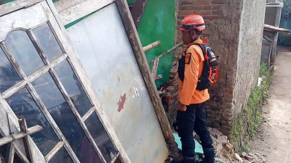 Penampakan Rumah Warga Citeureup Bogor Ambruk Usai Cuaca Buruk, Penghuni Terpaksa Mengungsi