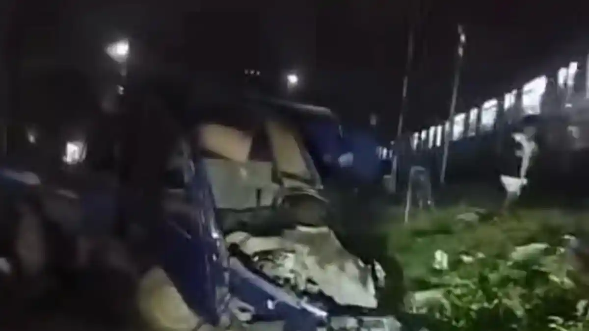 Kendaraan Pick Up Ringsek Tertabrak Kereta di Parungpanjang Bogor, 1 Orang Dikabarkan Terluka