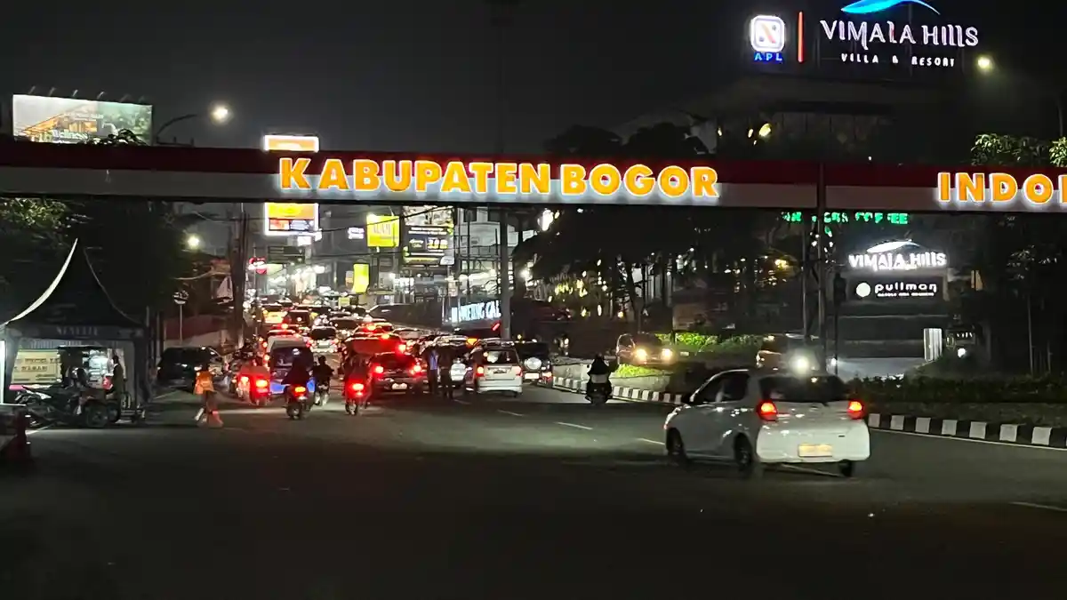 Normal 2 Arah, Lalu Lintas di Jalur Puncak Bogor Masih Ramai hingga Malam Hari