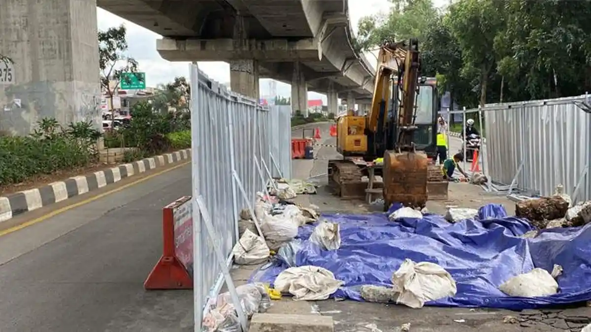 Lubang di Jalan Sholeh Iskandar Bogor Mulai Ditangani, Alat Berat dan Seng Putih Sudah Dipasang