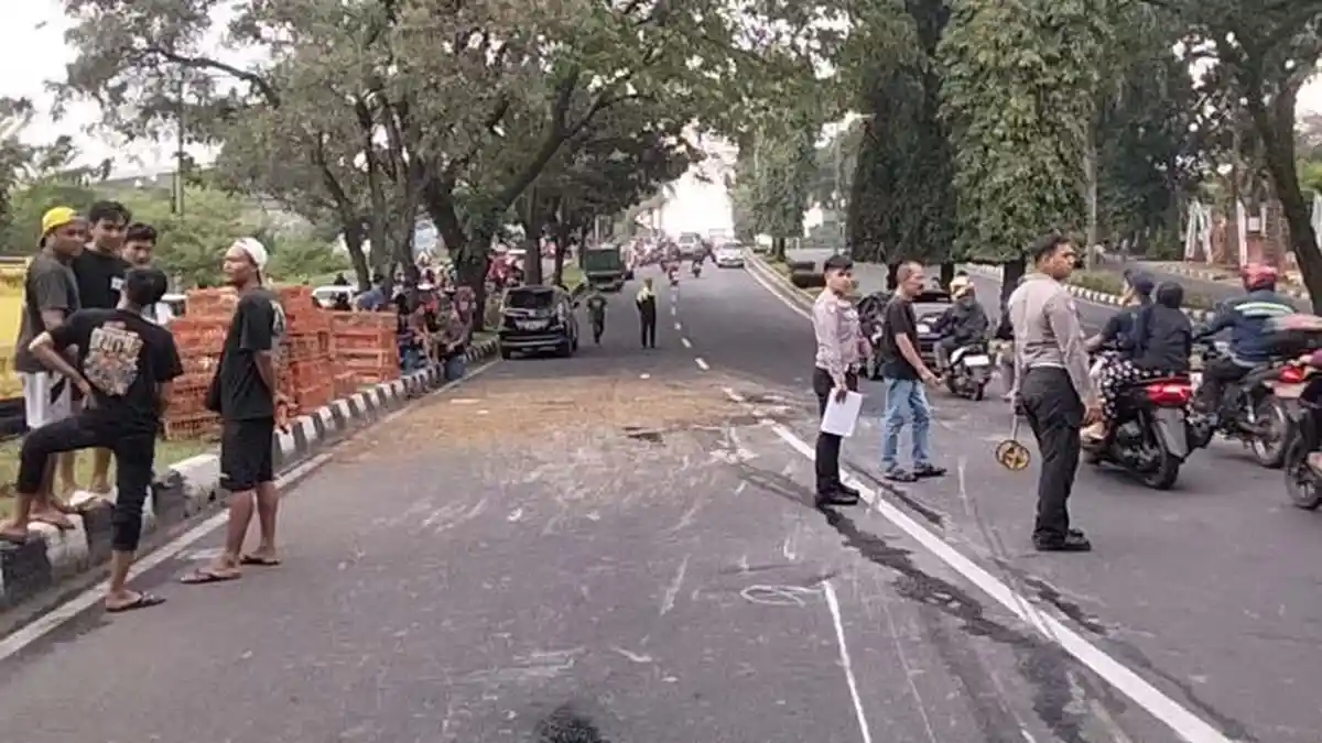 Kronologi Kecelakaan di Cibinong Bogor: Truk Pengangkut Ayam Hilang Kendali, Avanza Rusak Parah