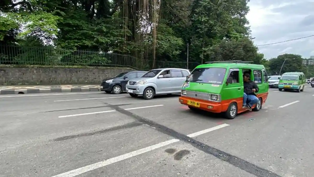 Jalan Otista Kota Bogor Rusak dan Berlubang, Warga Minta Pemkot Segera Perbaiki