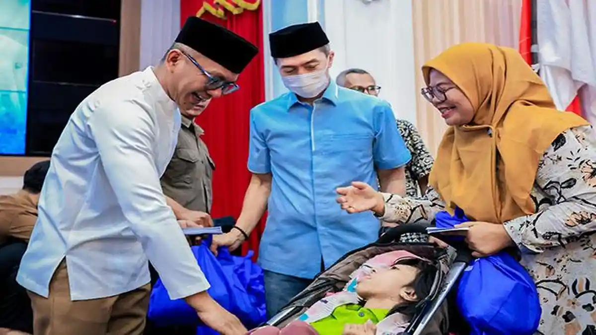 Ramadan Berbagi, Dedie-Jenal Kompak Salurkan 250 Santunan, Penyandang Disabilitas Ucap Alhamdulilah