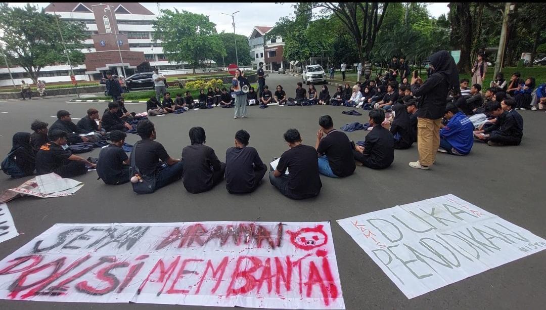 Tabur Bunga hingga Tiarap di Atas Aspal, Mahasiswa IPB Unjuk Rasa Kritik Polisi Semi Militer