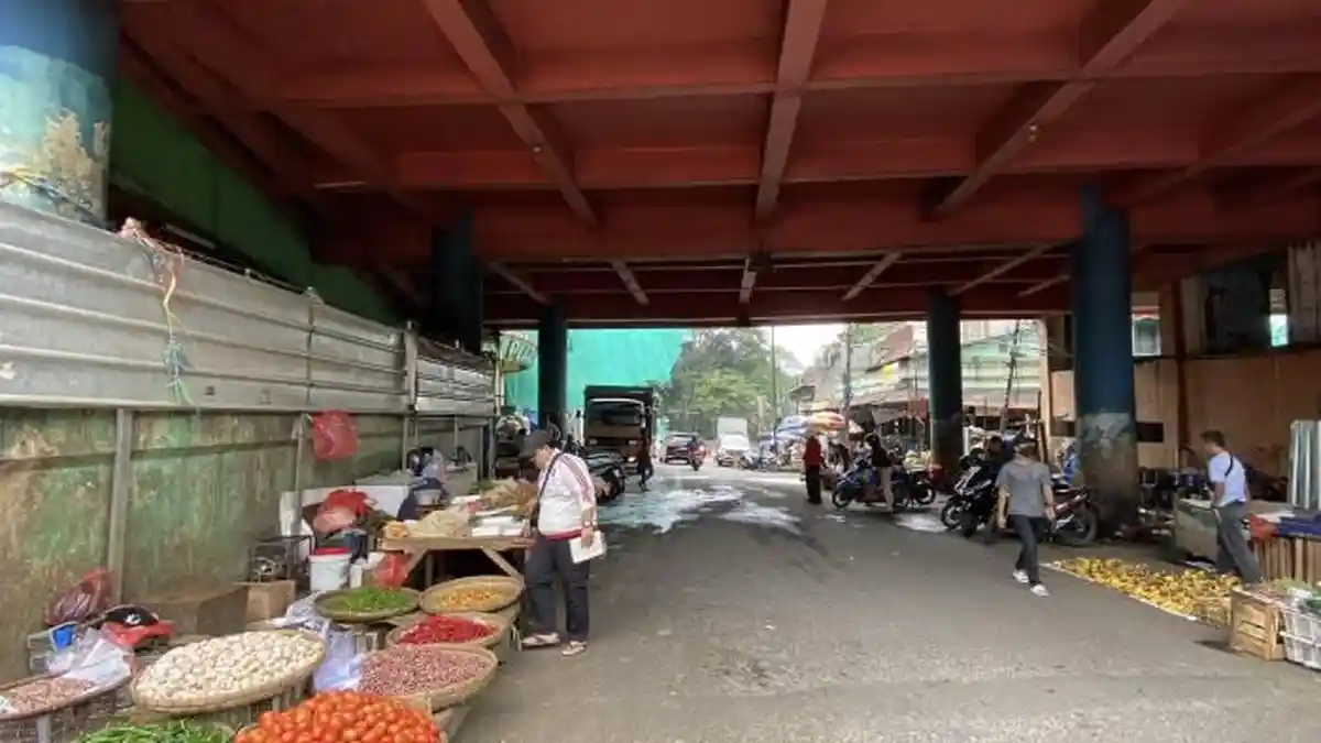 Sejumlah PKL Masih Tetap Berjualan di Pasar Bogor, Tidak Takut Terkena Puing Bongkaran