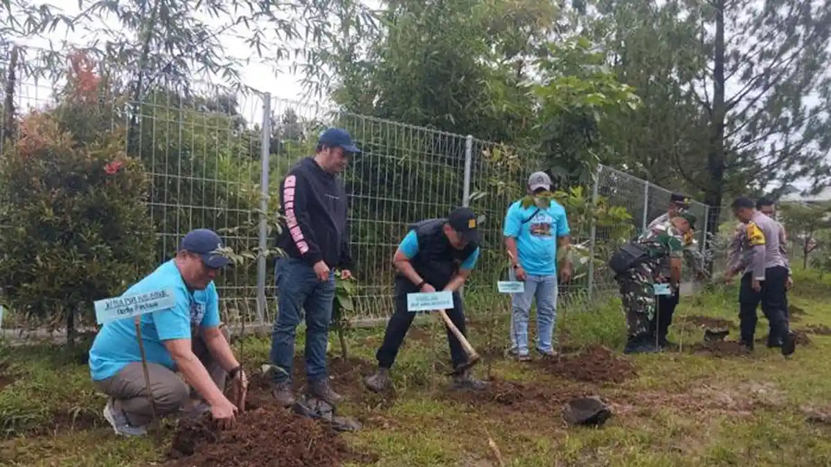 Peringati HPN 2026, Polres Bogor dan Insan Pers Gelar Tanam Pohon hingga Tebar Ikan di Cisadane