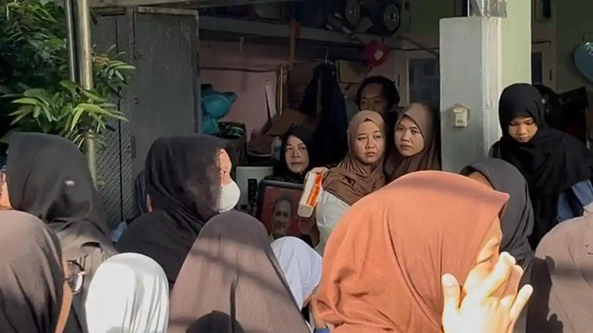 Suasana Rumah Duka Korban Pesawat ATR 42-500 di Bogor, Momen Istri Dwi Murdiono Berusaha Tegar