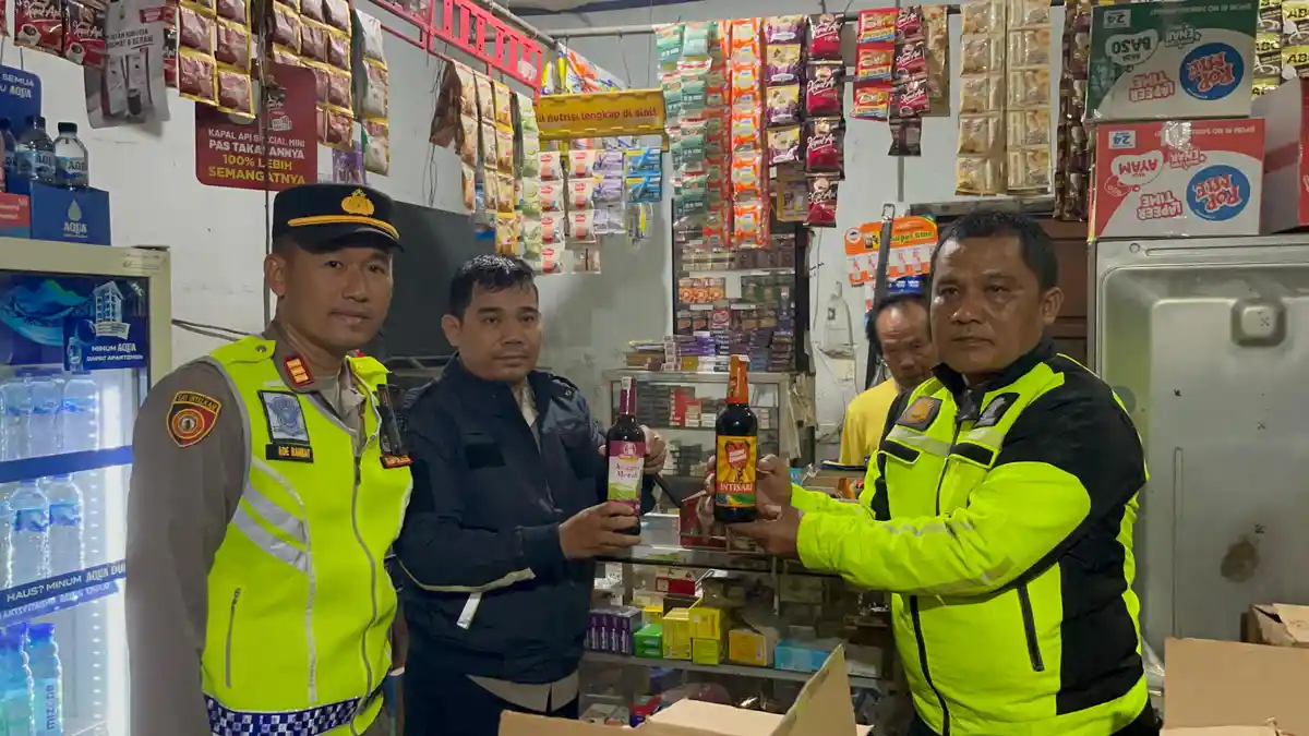 Gelar Patroli, Polisi Temukan Penjual Miras yang Bandel Berjualan saat Bulan Ramadhan di Karadenan
