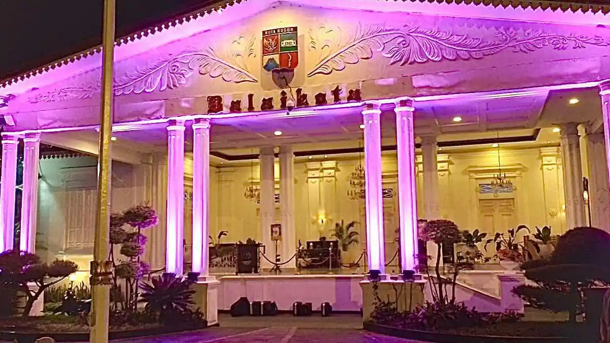 Kota Bogor Berubah Jadi Pink! Cahaya Merah Muda Hiasi Jalan Protokol Peringati Hari Kanker Sedunia