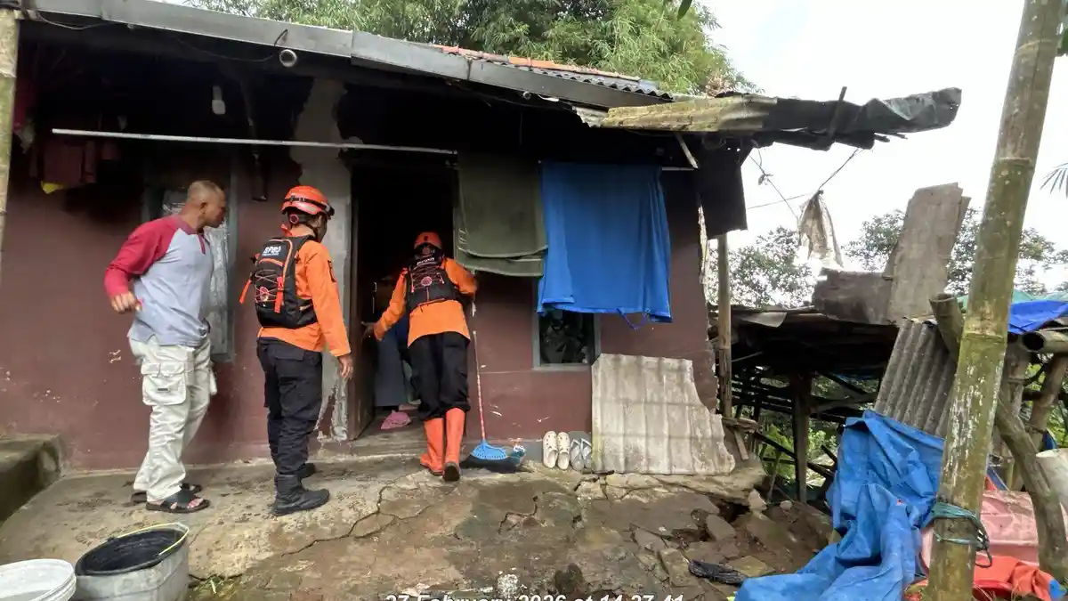 Diguyur Hujan Deras Semalaman, Rumah di Megamendung Bogor Terkena Longsor, Penghuni Mengungsi