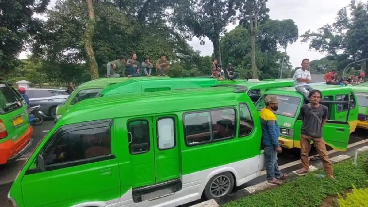 Nyari Duit Makin Susah Ditambah Armada Tua Mau Dihapus, Sopir Angkot Kota Bogor: Anak Batal Kuliah