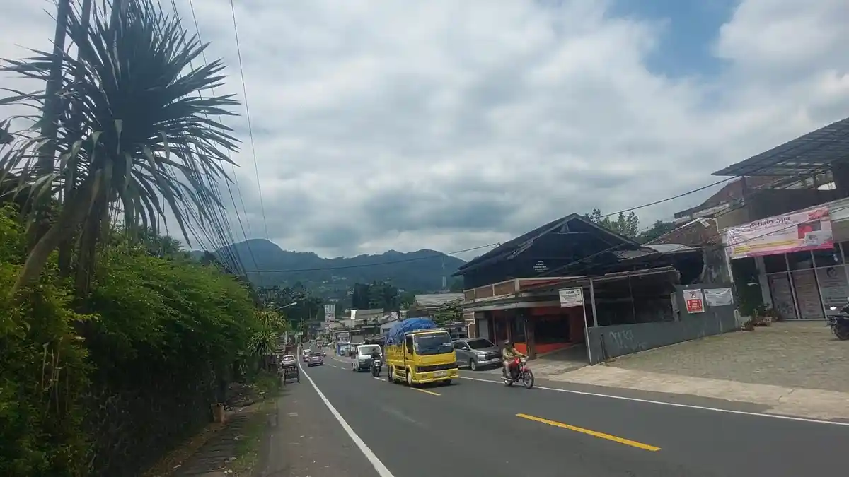 Langit Berawan Selimuti Kawasan Puncak Bogor Siang Ini, Cuaca Panas Terik Tetap Terasa