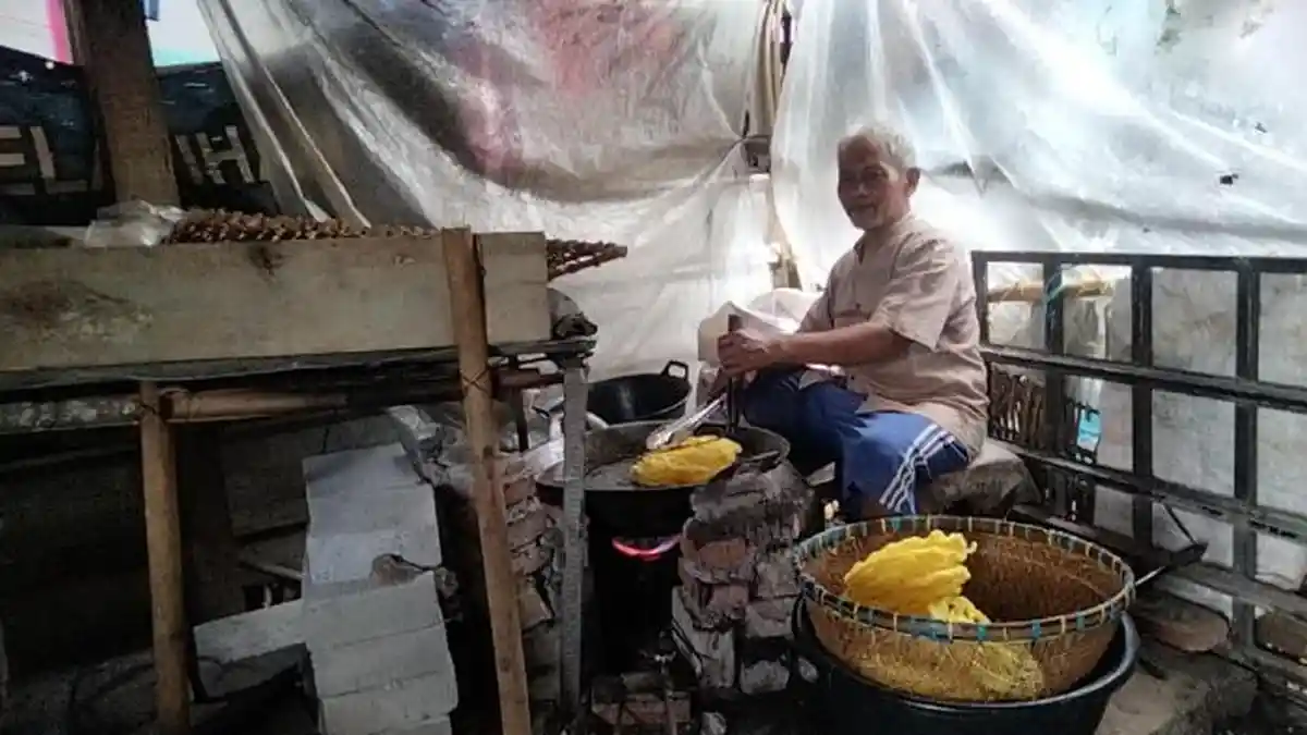 Cerita Warga Bogor Banting Stir dari Kuli Bangunan ke Penjual Kerupuk, Tiap Puasa Jual Kerupuk Mie
