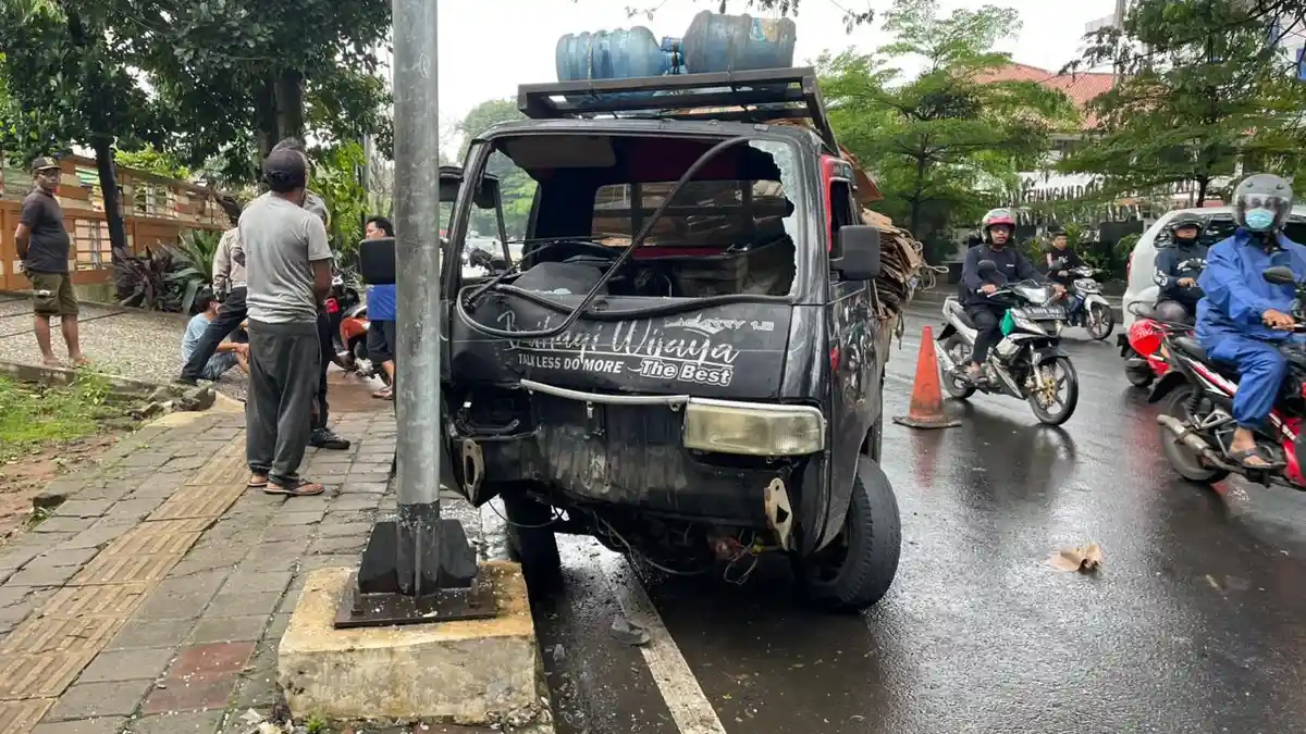 Sopir Pick Up Kecelakaan di Kota Bogor karena Tertidur, Pedagang Warung Diselamatkan Tiang Rambu