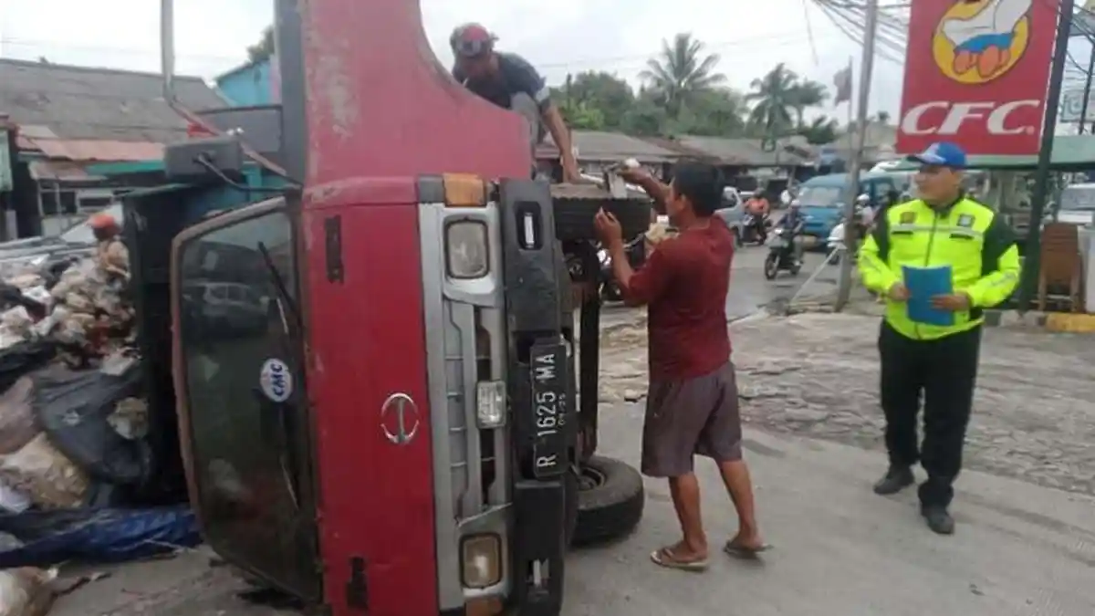 Hilang Keseimbangan saat Masuk ke SPBU, Truk Pelat Hitam Bermuatan Sampah Terguling di Kemang Bogor