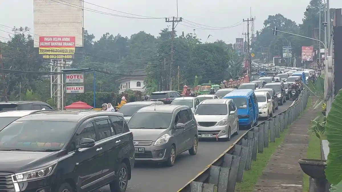 Penampakan Antrean Kendaraan di Puncak Bogor Jelang Akhir Pekan, Dipicu Bottleneck Pasir Muncang