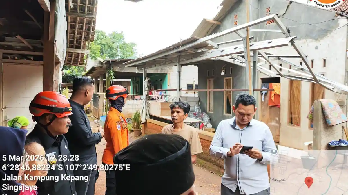 Diterjang Angin Ngamuk, Pohon Tumbang Timpa 2 Rumah Warga di Jonggol Bogor