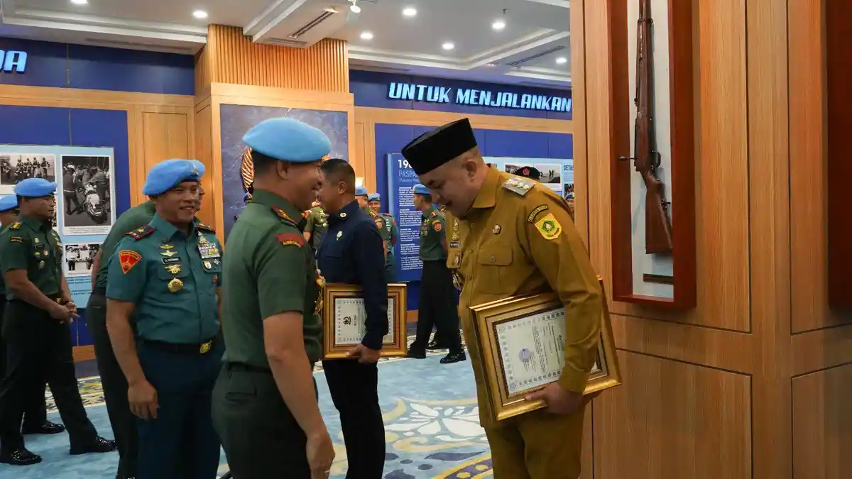 Berkontribusi dalam Pengamanan VVIP, Bupati Bogor Dapat Penghargaan Brevet Setia Waspada