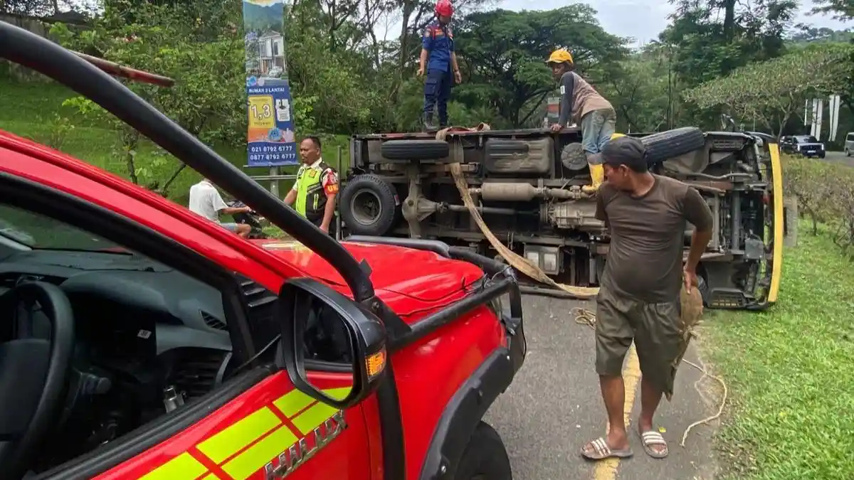 Pecah Ban, Truk Engkel Muatan Galon Terguling hingga Melintang di Jalan MH Thamrin Sentul Bogor