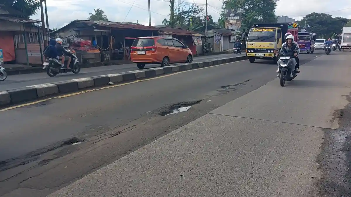 Jalan Raya Parung Bogor Berlubang Rawan Kecelakaan, Banyak Pengendara Motor Jatuh : Terakhir Kemarin