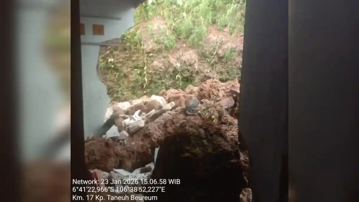 Diguyur Hujan Deras, Rumah Warga Pamijahan Bogor Jebol Diterjang Longsor dari Tebing 15 Meter
