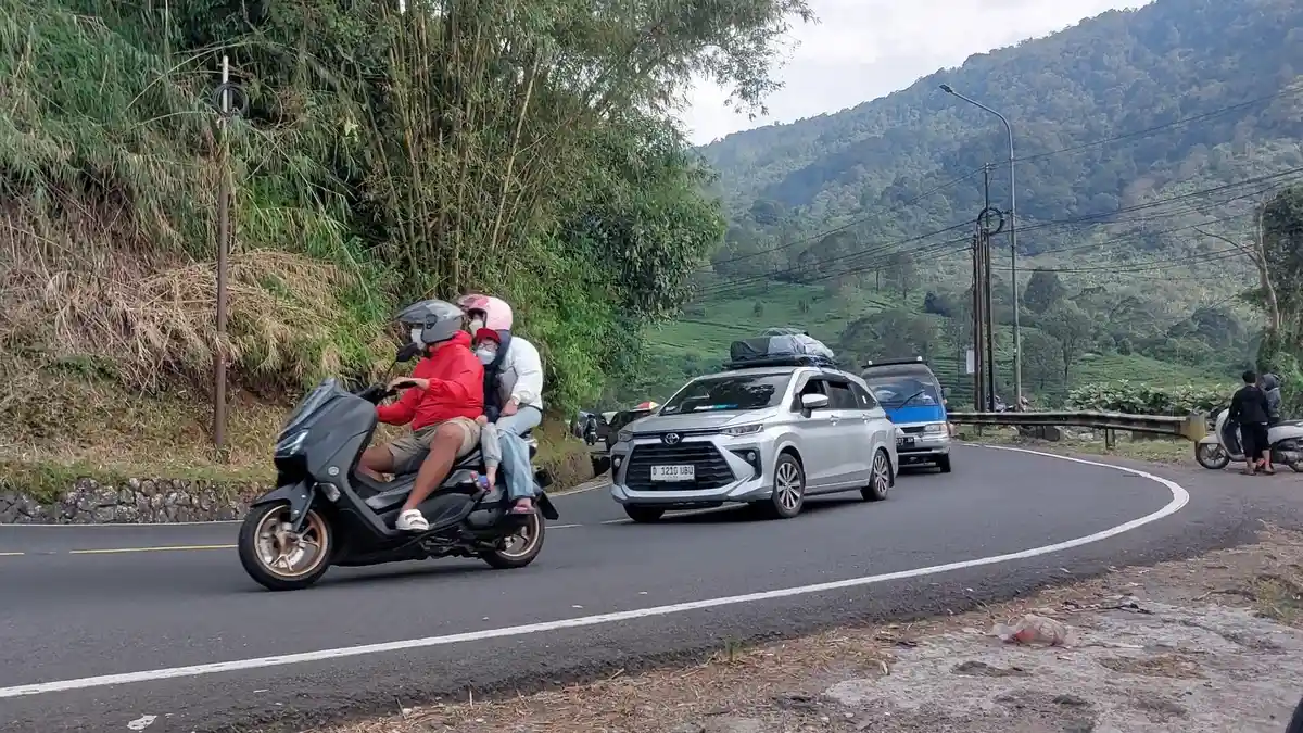 Pemudik Mulai Ramai Lintasi Jalur Puncak Bogor, Lalu Lintas Masih Lancar Terkendali