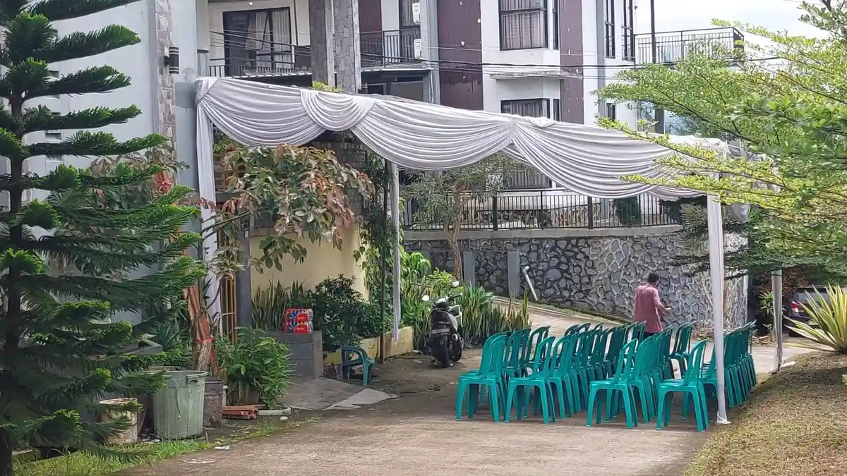 Suasana Rumah Pramugari Pesawat ATR di Bogor, Tenda Dipasang, Orang Tua Bertolak ke Makassar