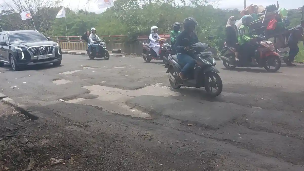 Jalan KH Abdullah bin Nuh Kota Bogor Bak Kubangan, Lubang Dalam Tersebar dari Yasmin Sampai Bubulak