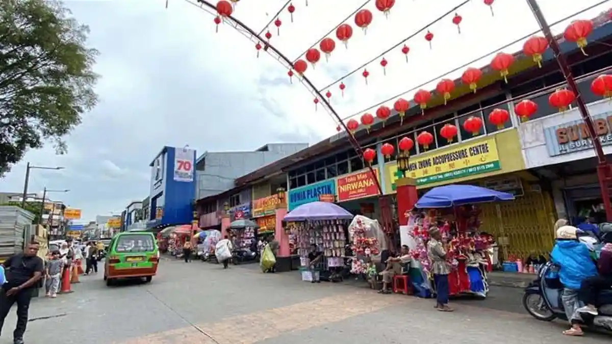 Suasana Jalan Suryakencana Bogor Jelang Puncak Cap Go Meh 2026, Penjual Mainan Barongsai Berjejer