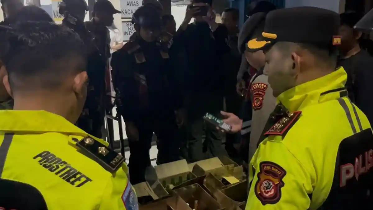 Nekat Buka Saat Puasa, Tempat Miras di Terminal Cibinong Bogor Disegel Aparat, Ratusan Botol Disita
