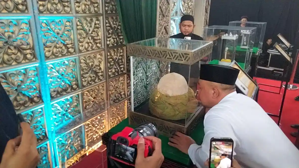 Bupati Bogor Cium Sorban Rasulullah SAW di Pameran Artefak, Terpukau: Saya Belum Pernah Lihat