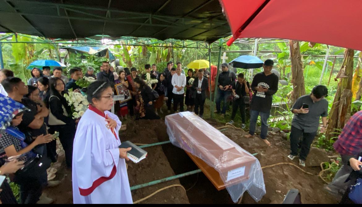 Suasana Haru Pemakaman Esther Aprilita di Bogor, Pramugari Korban Pesawat ATR 42-500