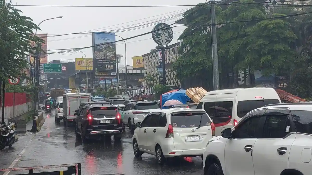 Libur Panjang Imlek 2026 Puncak Bogor Diserbu 14.000 Kendaraan, Polisi Berlakukan One Way