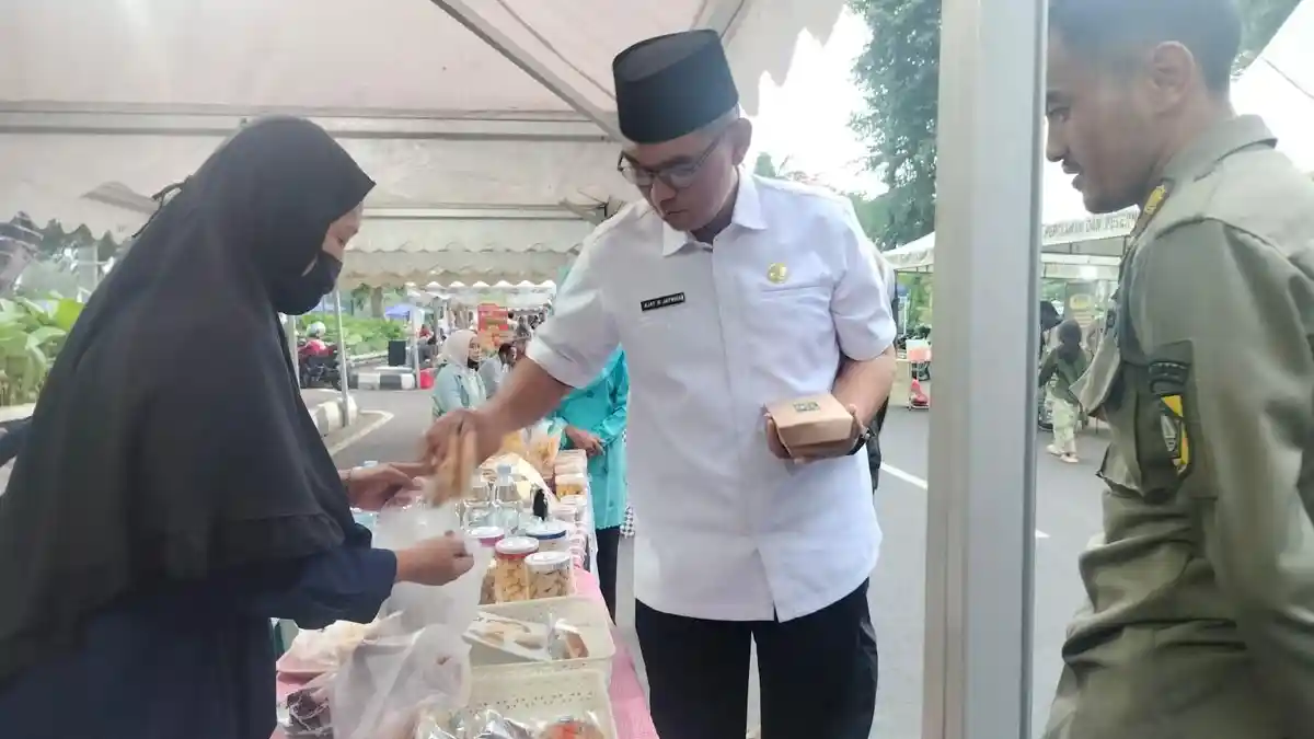 Kunjungi Festival Ramadhan Tegar Beriman, Sekda Kabupaten Bogor Borong Takjil untuk Buka Puasa